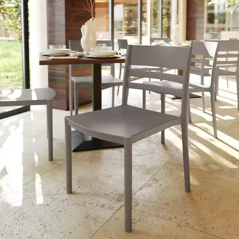 Lot de 2 chaises de patio empilables Bridgeport pour l'intérieur et l'extérieur avec dossier à lattes, chaise commerciale en résine toutes saisons