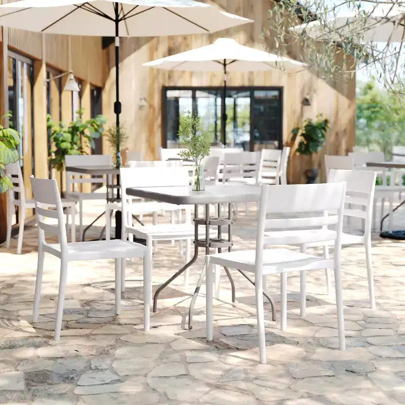 Lot de 2 chaises de patio empilables Bridgeport pour l'intérieur et l'extérieur avec dossier à lattes, chaise commerciale en résine toutes saisons