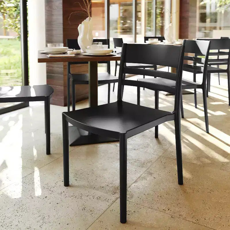 Lot de 2 chaises de patio empilables Bridgeport pour l'intérieur et l'extérieur avec dossier à lattes, chaise commerciale en résine toutes saisons